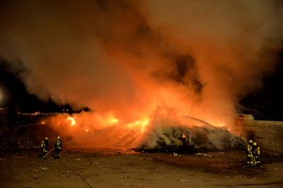 Grossbrand auf Muelldeponie in Essingen - Rauchsaeule weithin sichtbar